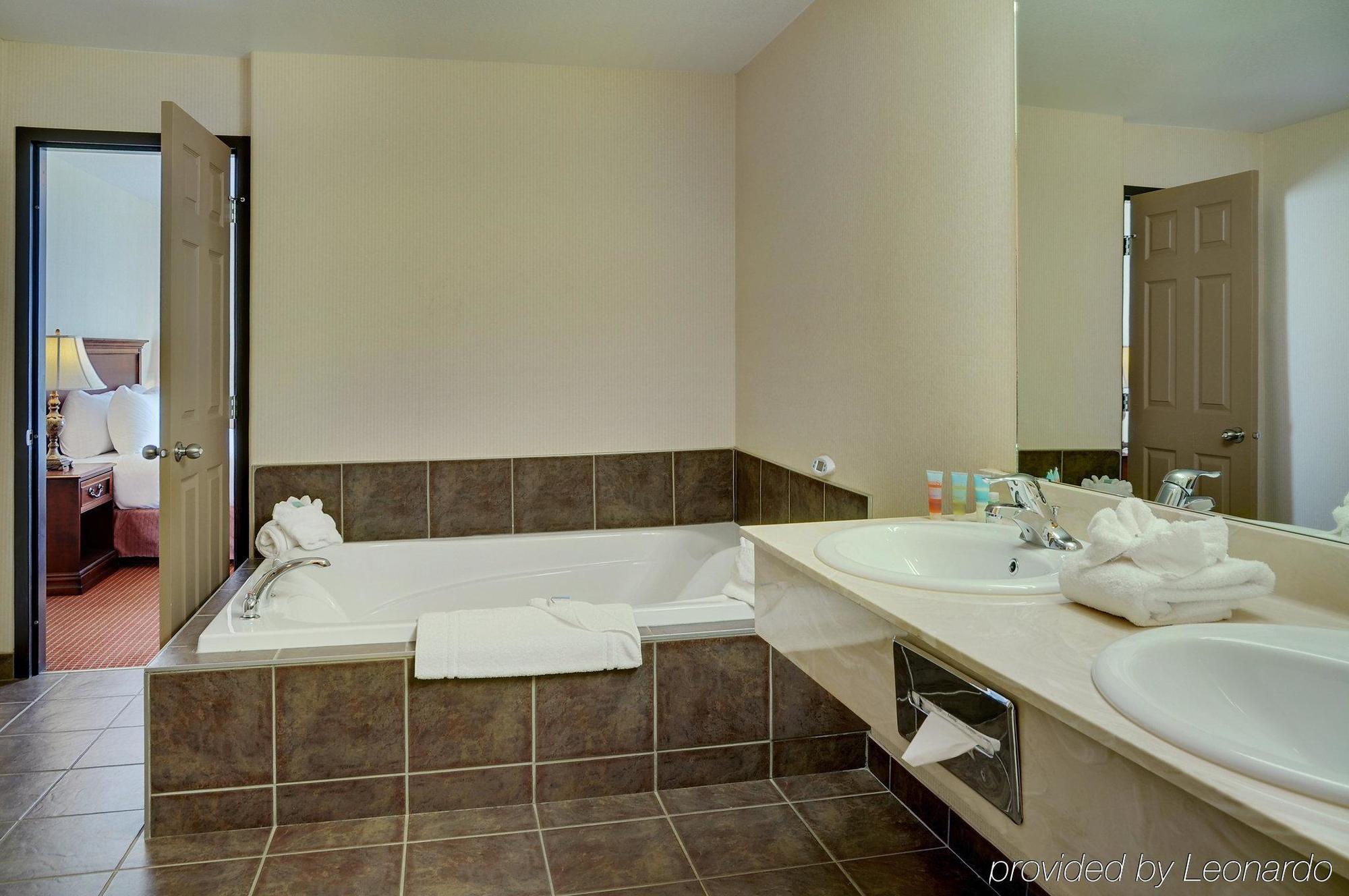 Pomeroy Inn And Suites Chetwynd Ngoại thất bức ảnh