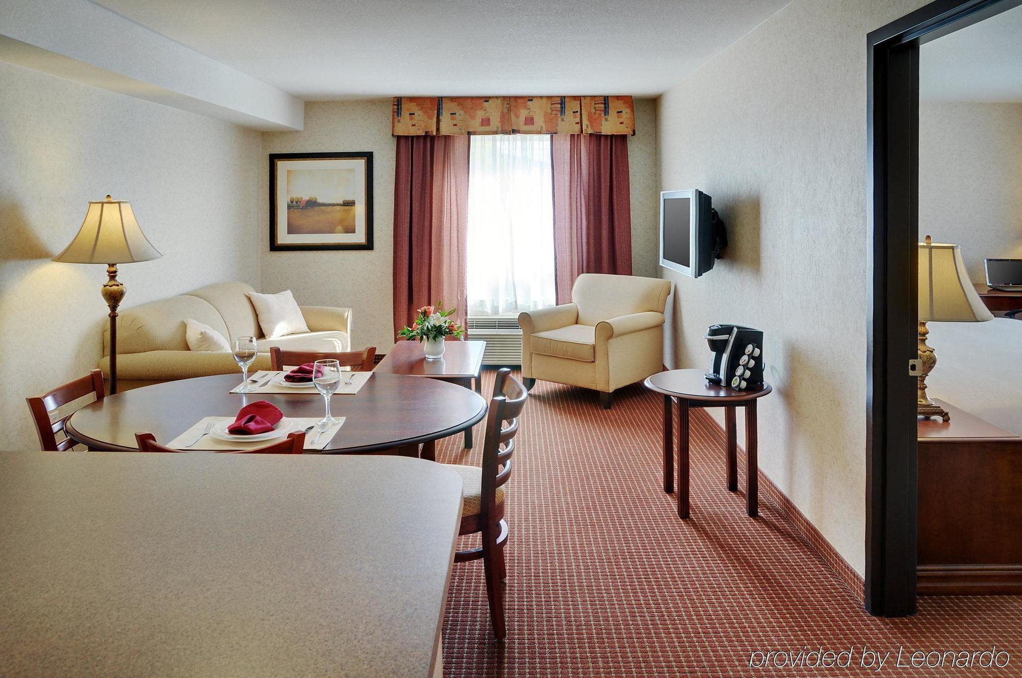 Pomeroy Inn And Suites Chetwynd Ngoại thất bức ảnh