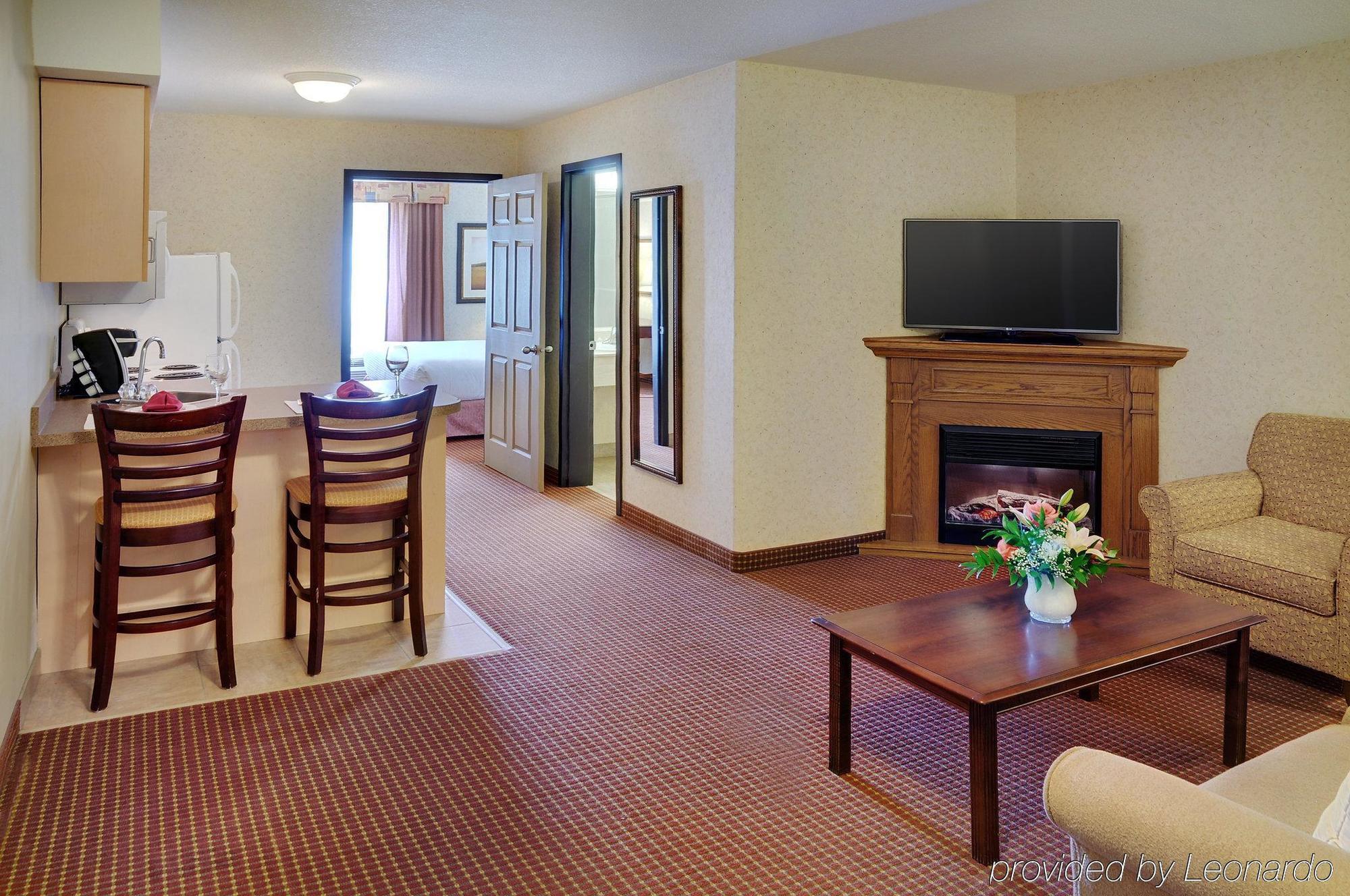 Pomeroy Inn And Suites Chetwynd Ngoại thất bức ảnh