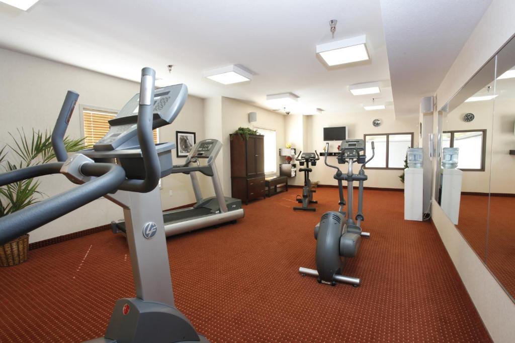 Pomeroy Inn And Suites Chetwynd Ngoại thất bức ảnh