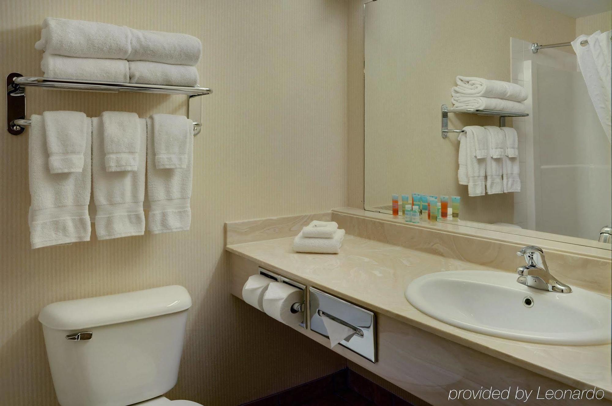 Pomeroy Inn And Suites Chetwynd Ngoại thất bức ảnh