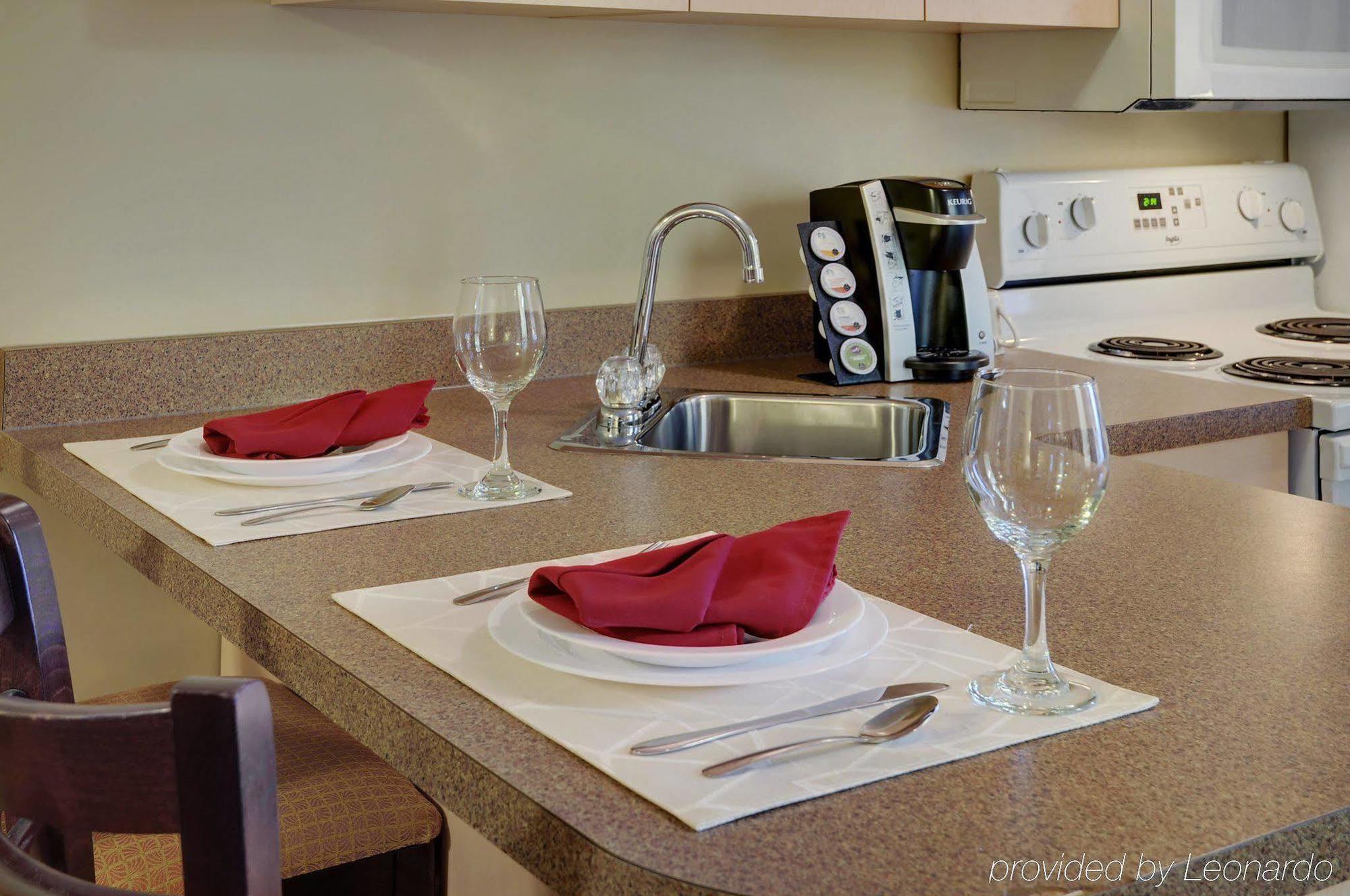 Pomeroy Inn And Suites Chetwynd Ngoại thất bức ảnh